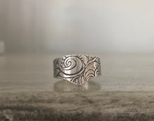 Load image into Gallery viewer, Sterling silver Flourish Chevron Ring