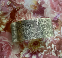 Load image into Gallery viewer, Antique Flora Cuff