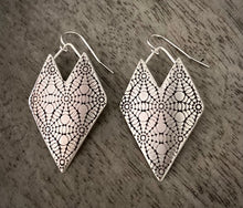 Load image into Gallery viewer, Spiderweb Earrings