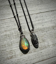 Load image into Gallery viewer, Floral Medallion Necklace