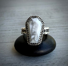 Load image into Gallery viewer, Howlite Coffin Ring