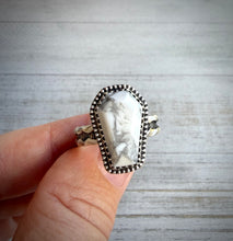 Load image into Gallery viewer, Howlite Coffin Ring