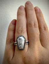 Load image into Gallery viewer, Howlite Coffin Ring