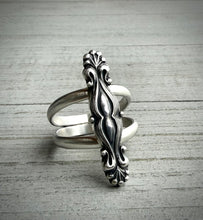 Load image into Gallery viewer, Elegant Silver Ring