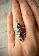Load image into Gallery viewer, Elegant Silver Ring