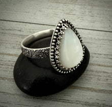 Load image into Gallery viewer, Mother of Pearl Teardrop Ring