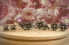 Load image into Gallery viewer, Flower Stud Earrings