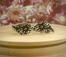 Load image into Gallery viewer, Flower Stud Earrings