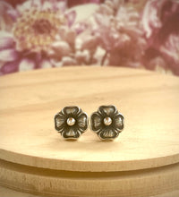 Load image into Gallery viewer, Flower Stud Earrings