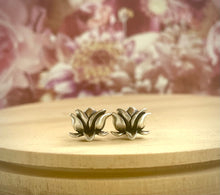 Load image into Gallery viewer, Flower Stud Earrings