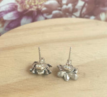 Load image into Gallery viewer, Flower Stud Earrings