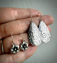 Load image into Gallery viewer, Little Bloom Earrings