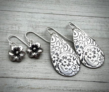Load image into Gallery viewer, Little Bloom Earrings