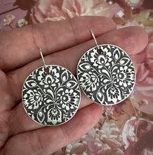 Load image into Gallery viewer, Floral Disc Earring