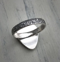 Load image into Gallery viewer, Mother of Pearl Ring