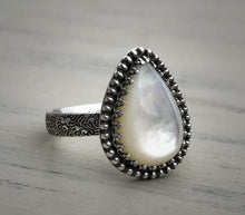 Load image into Gallery viewer, Mother of Pearl Ring